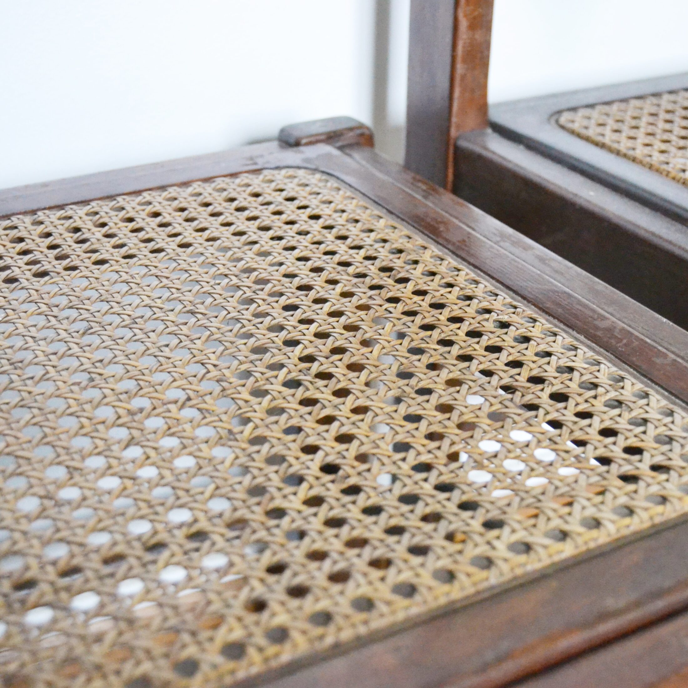 Les chaises en bois et cannage