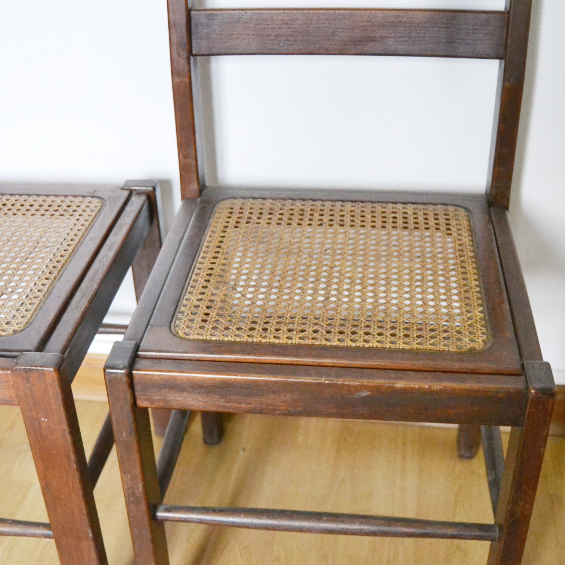 Les chaises en bois et cannage