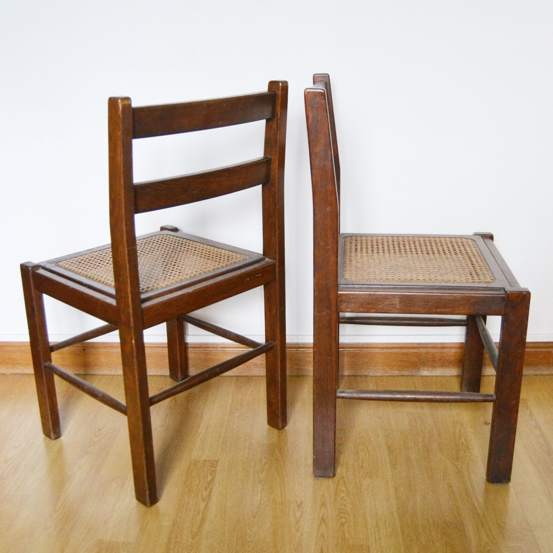 Les chaises en bois et cannage