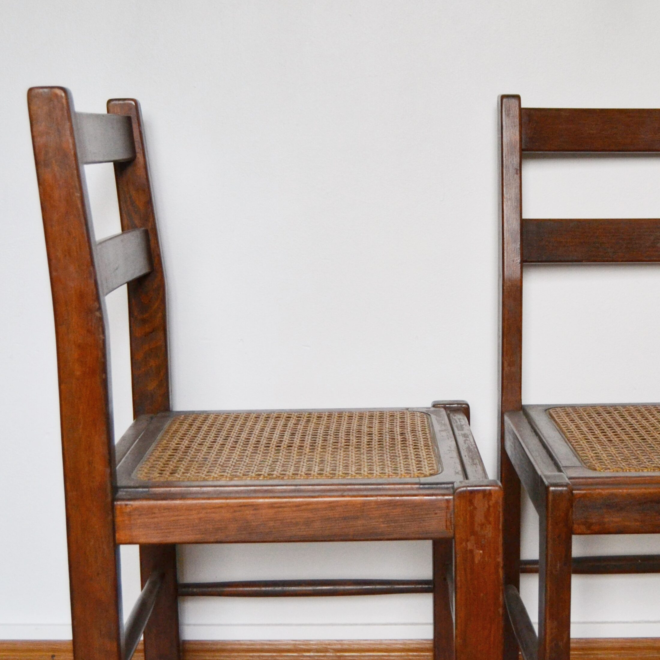 Les chaises en bois et cannage