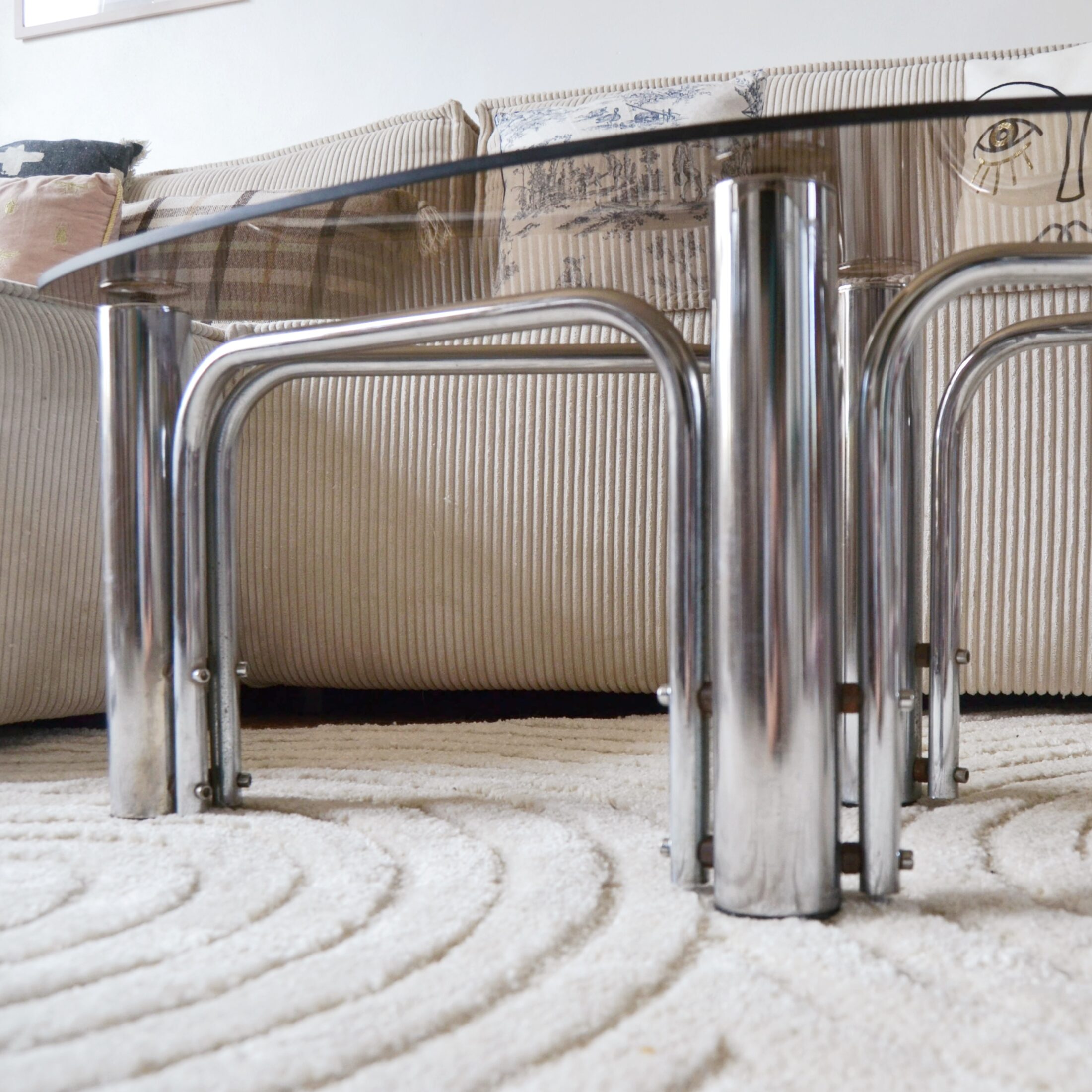 La table basse ovale années 70