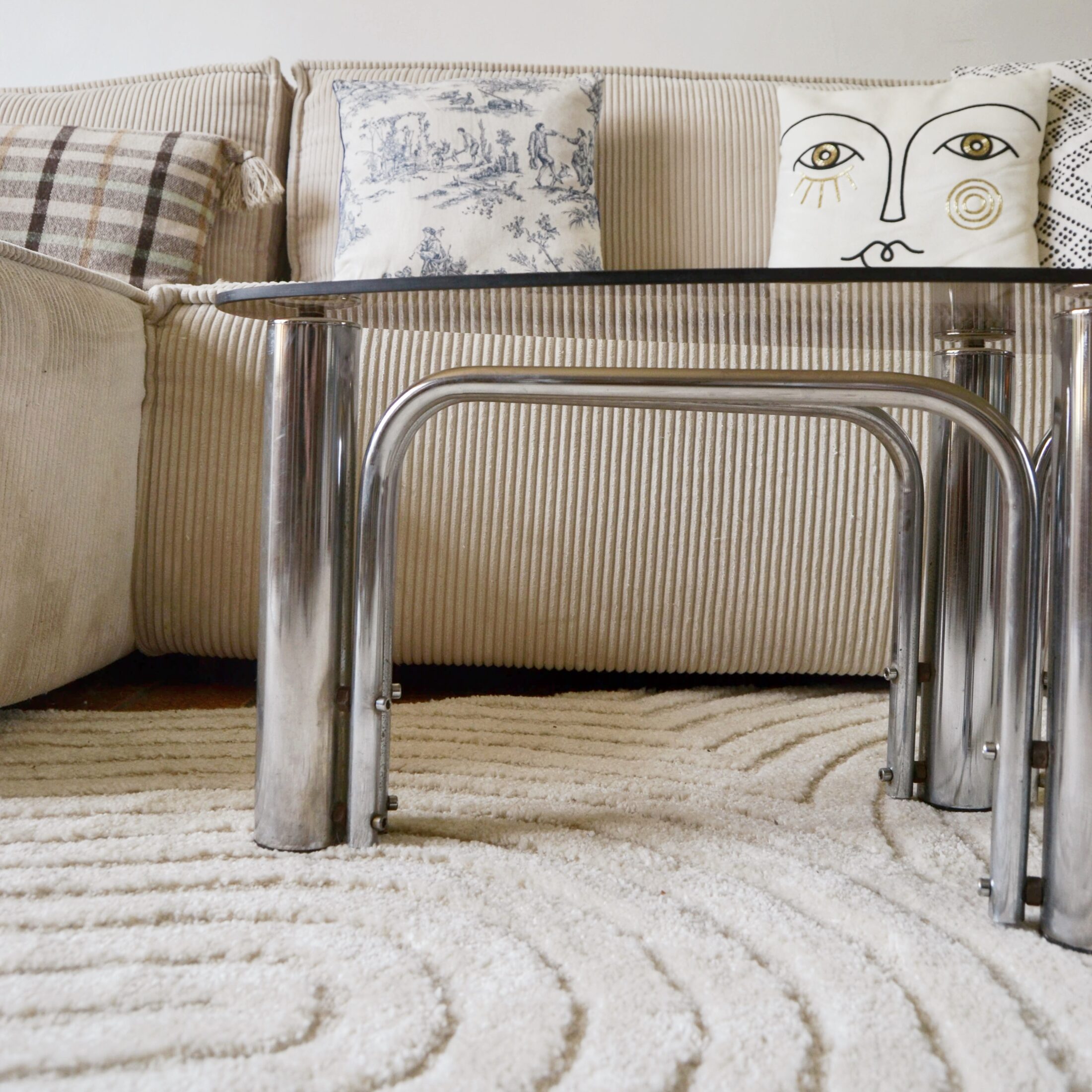 La table basse ovale années 70