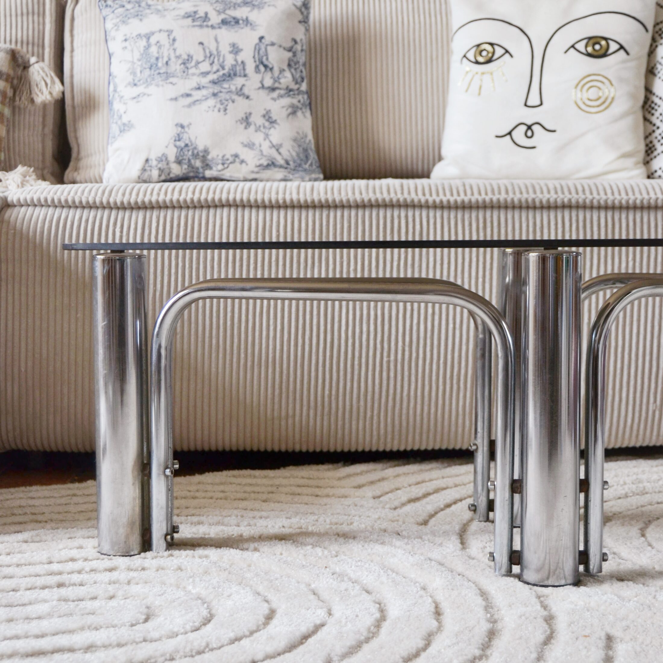 La table basse ovale années 70