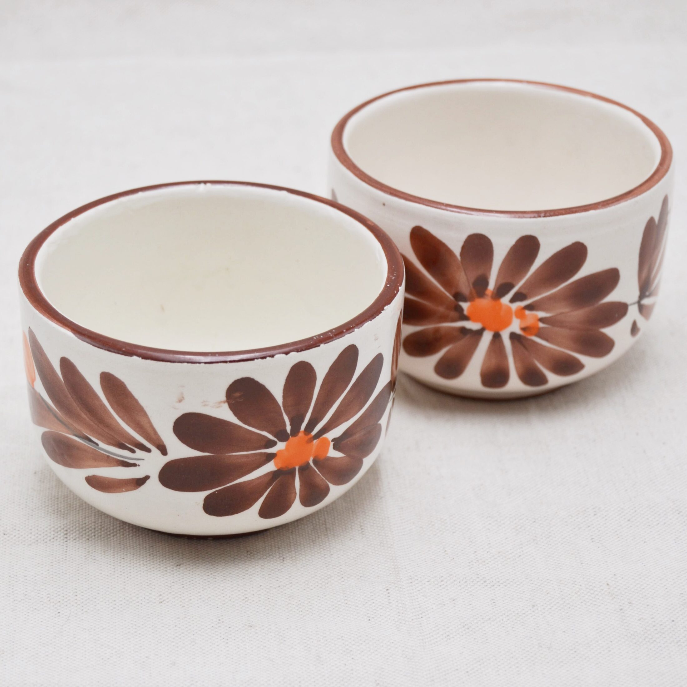 Les petits pots fleurs marrons