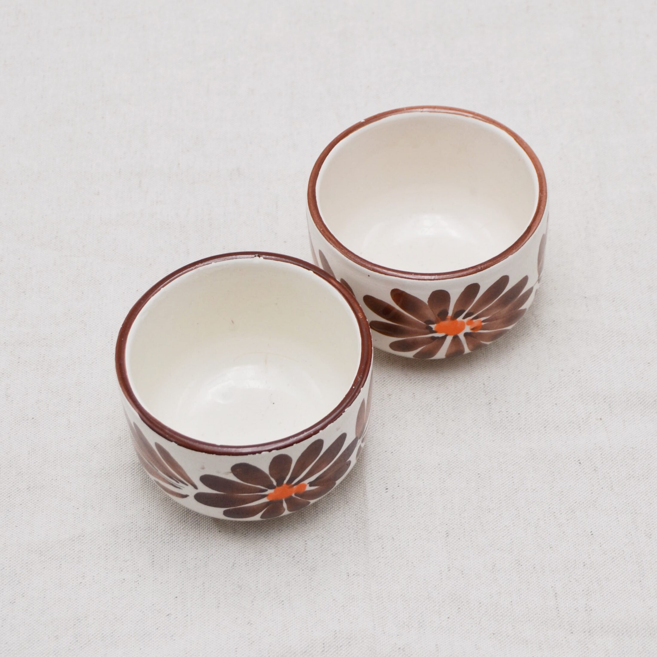 Les petits pots fleurs marrons