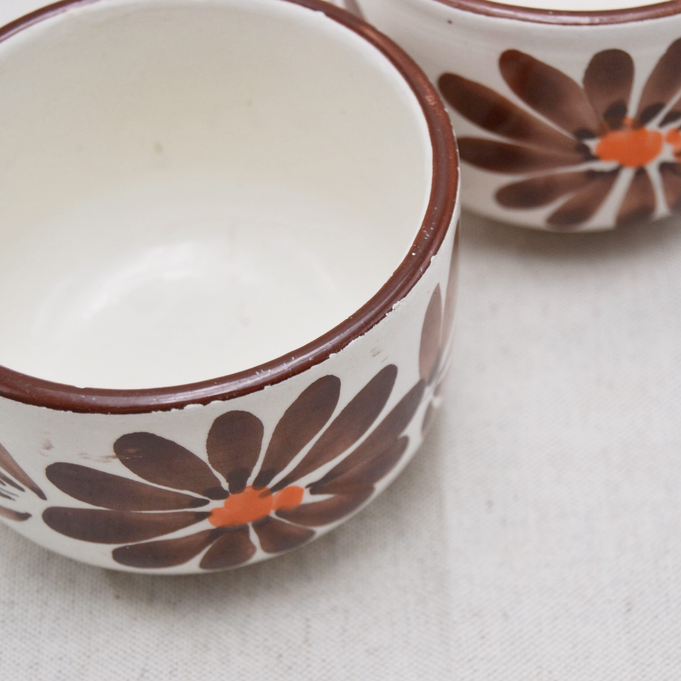 Les petits pots fleurs marrons