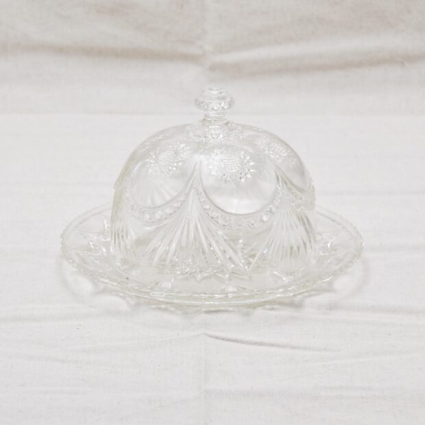 La cloche à fromage avec son assiette