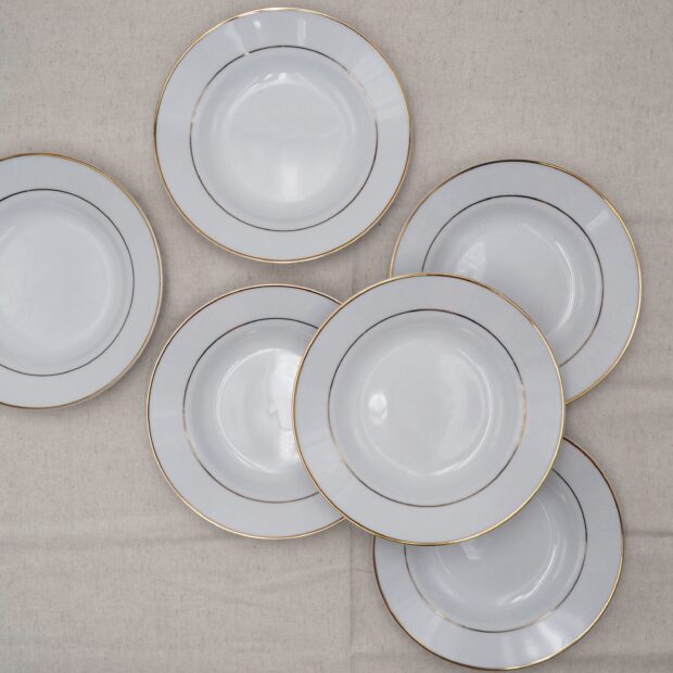 Les assiettes creuses à liseré doré