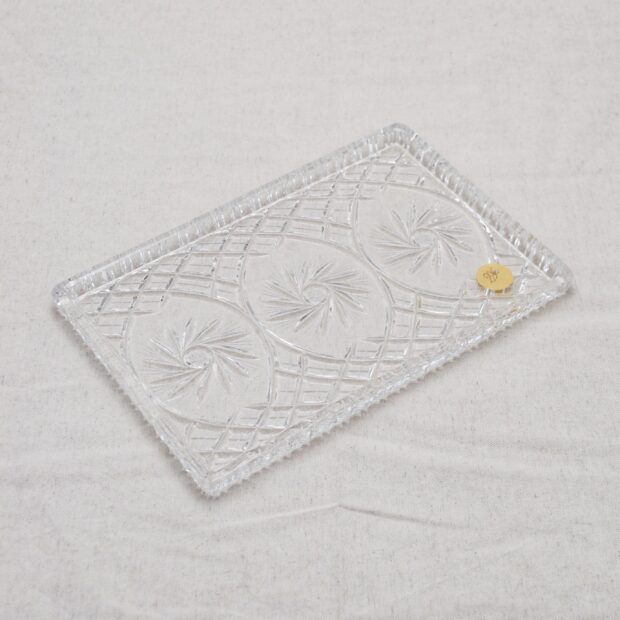 Le grand plateau en verre ciselé