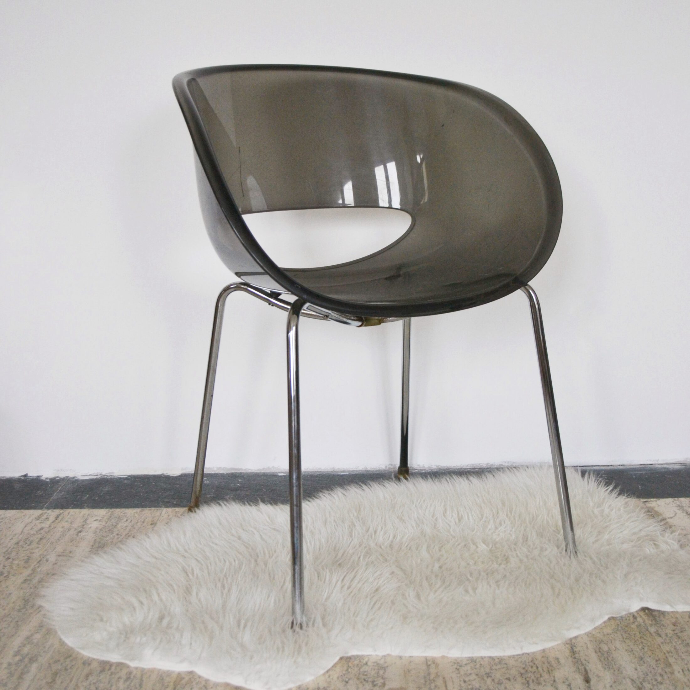 La chaise en plexiglas Sintesi