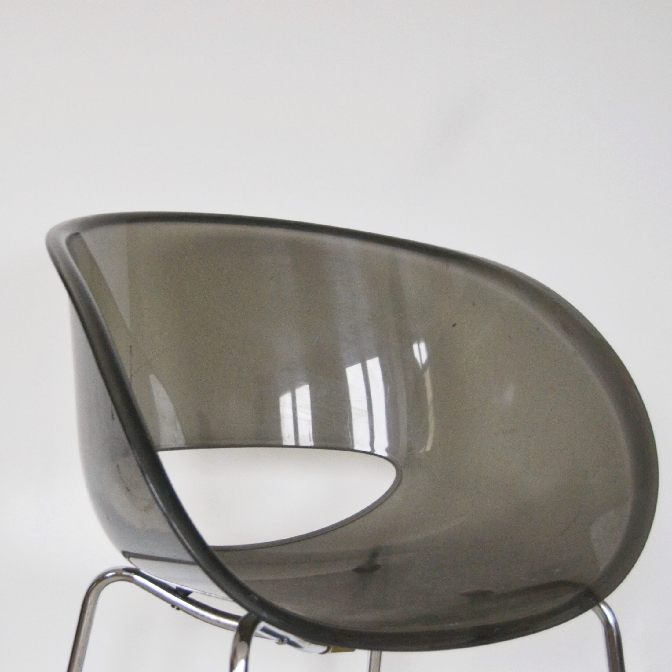 La chaise en plexiglas Sintesi