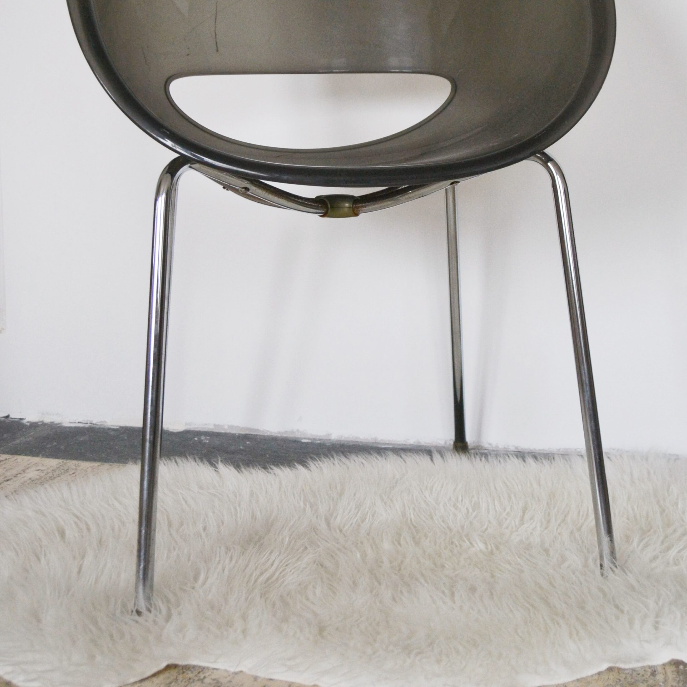 La chaise en plexiglas Sintesi