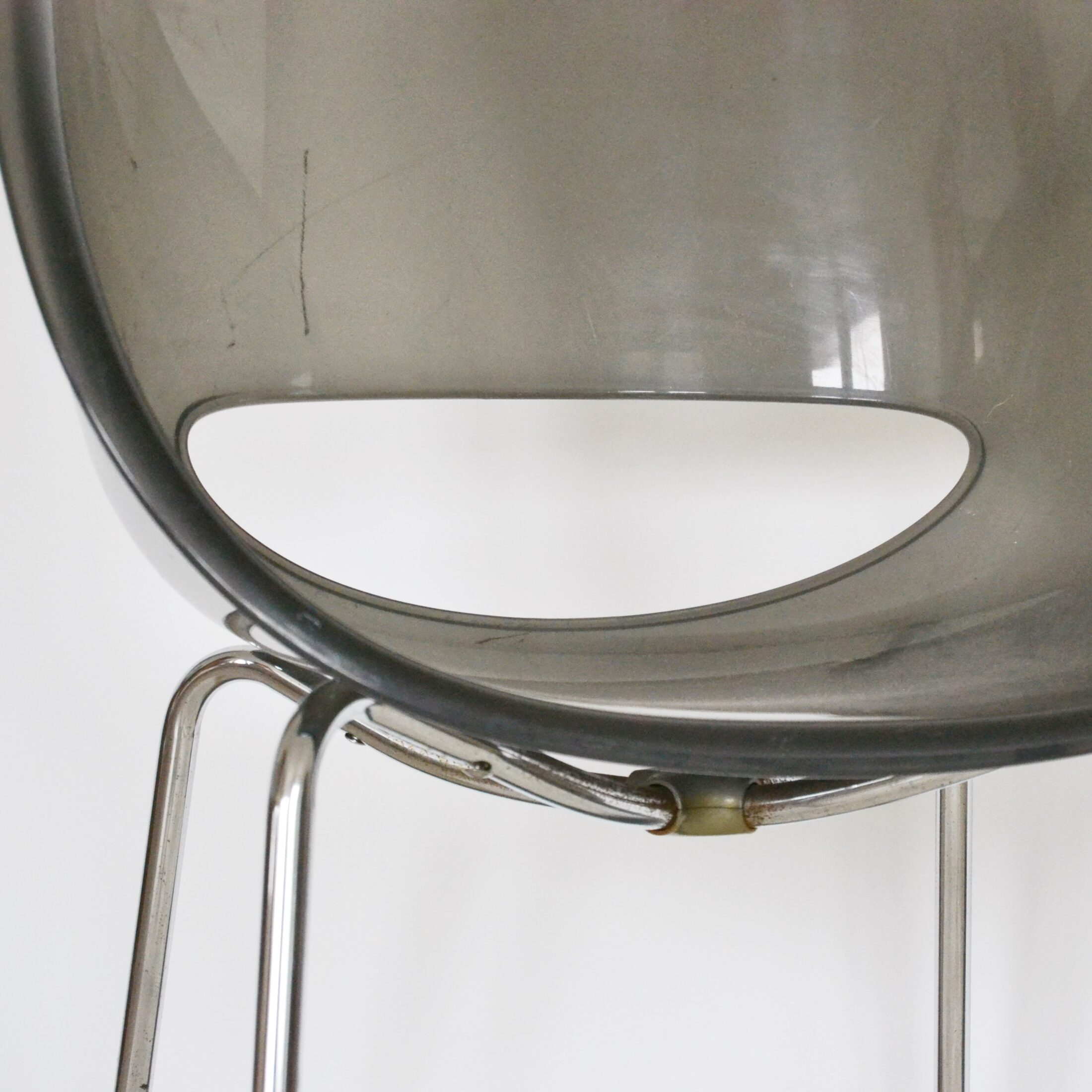 La chaise en plexiglas Sintesi