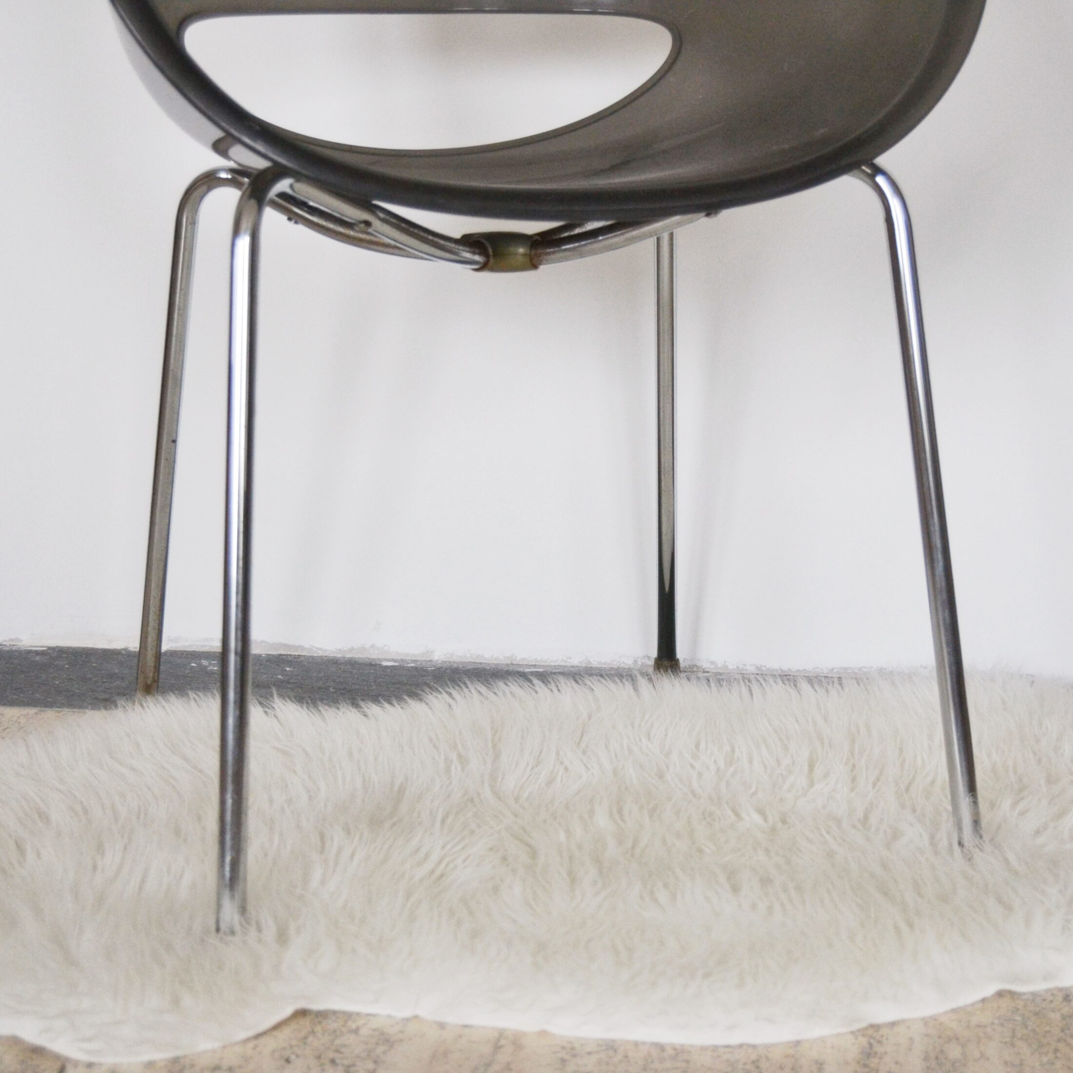 La chaise en plexiglas Sintesi