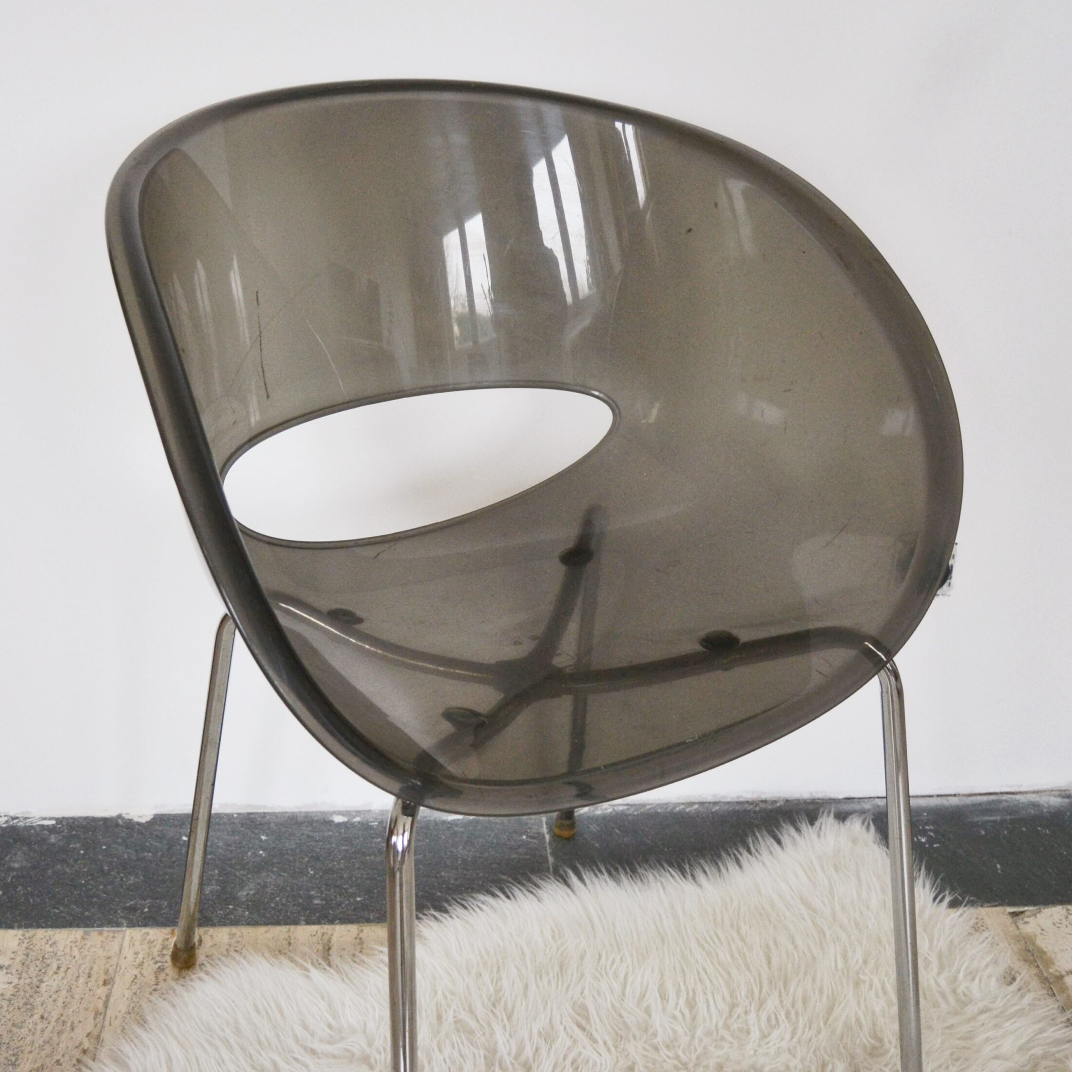 La chaise en plexiglas Sintesi