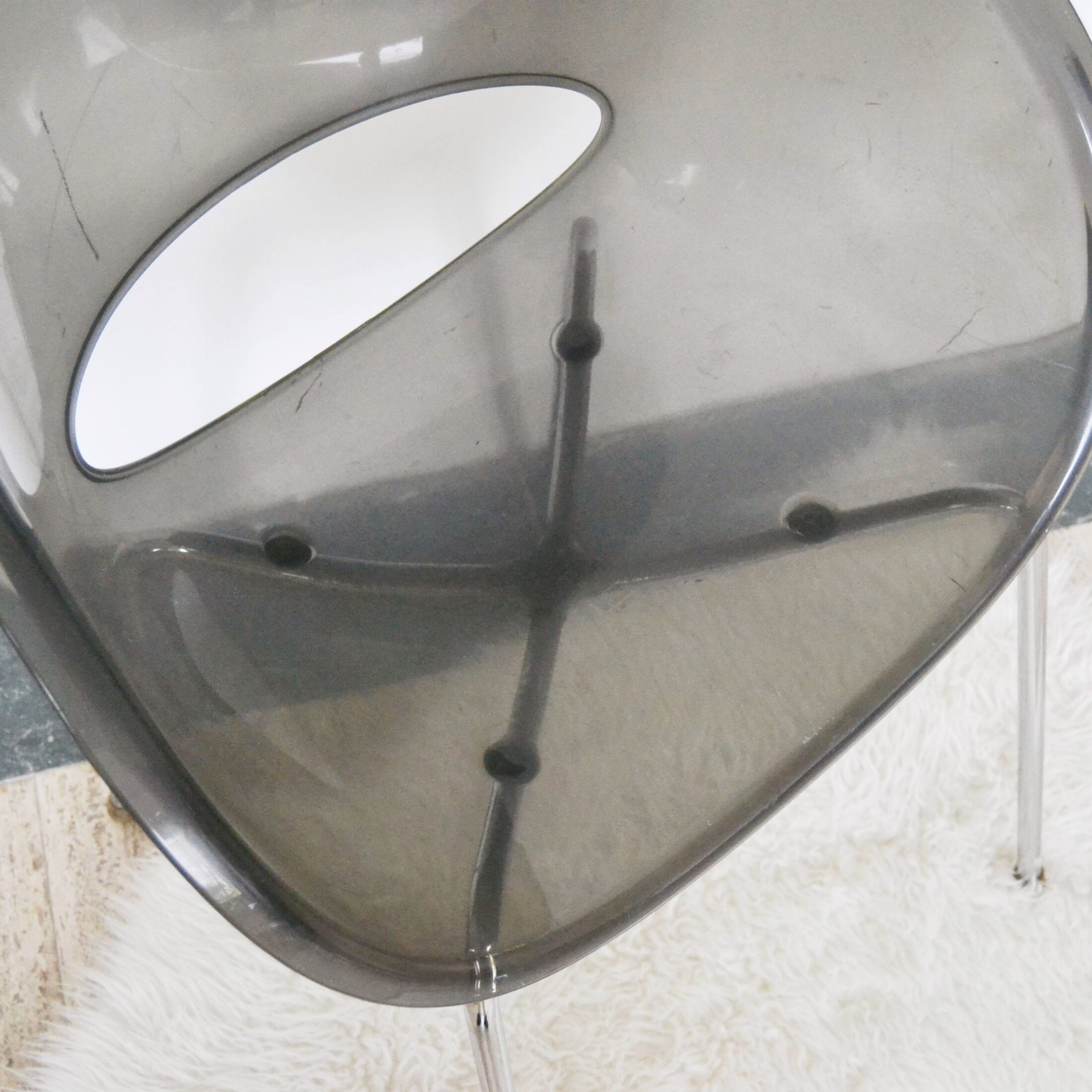 La chaise en plexiglas Sintesi