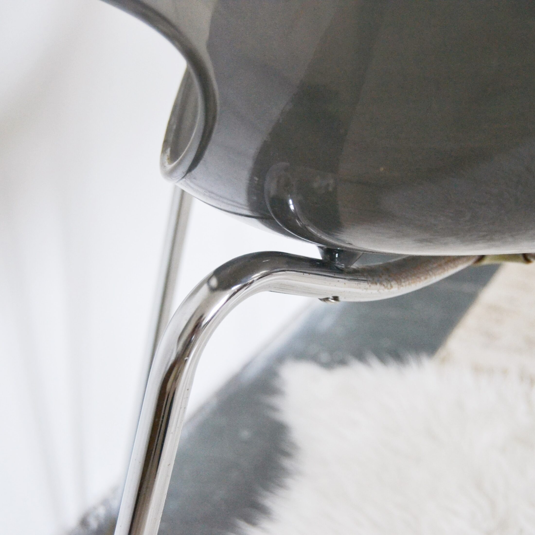 La chaise en plexiglas Sintesi