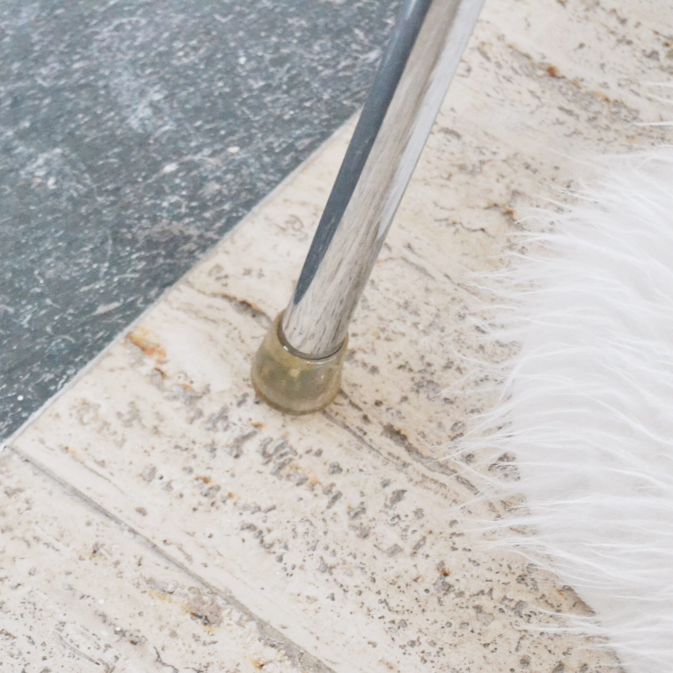 La chaise en plexiglas Sintesi