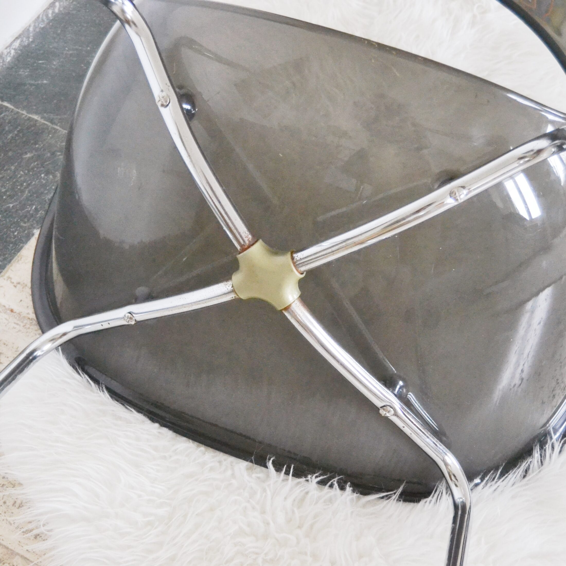 La chaise en plexiglas Sintesi