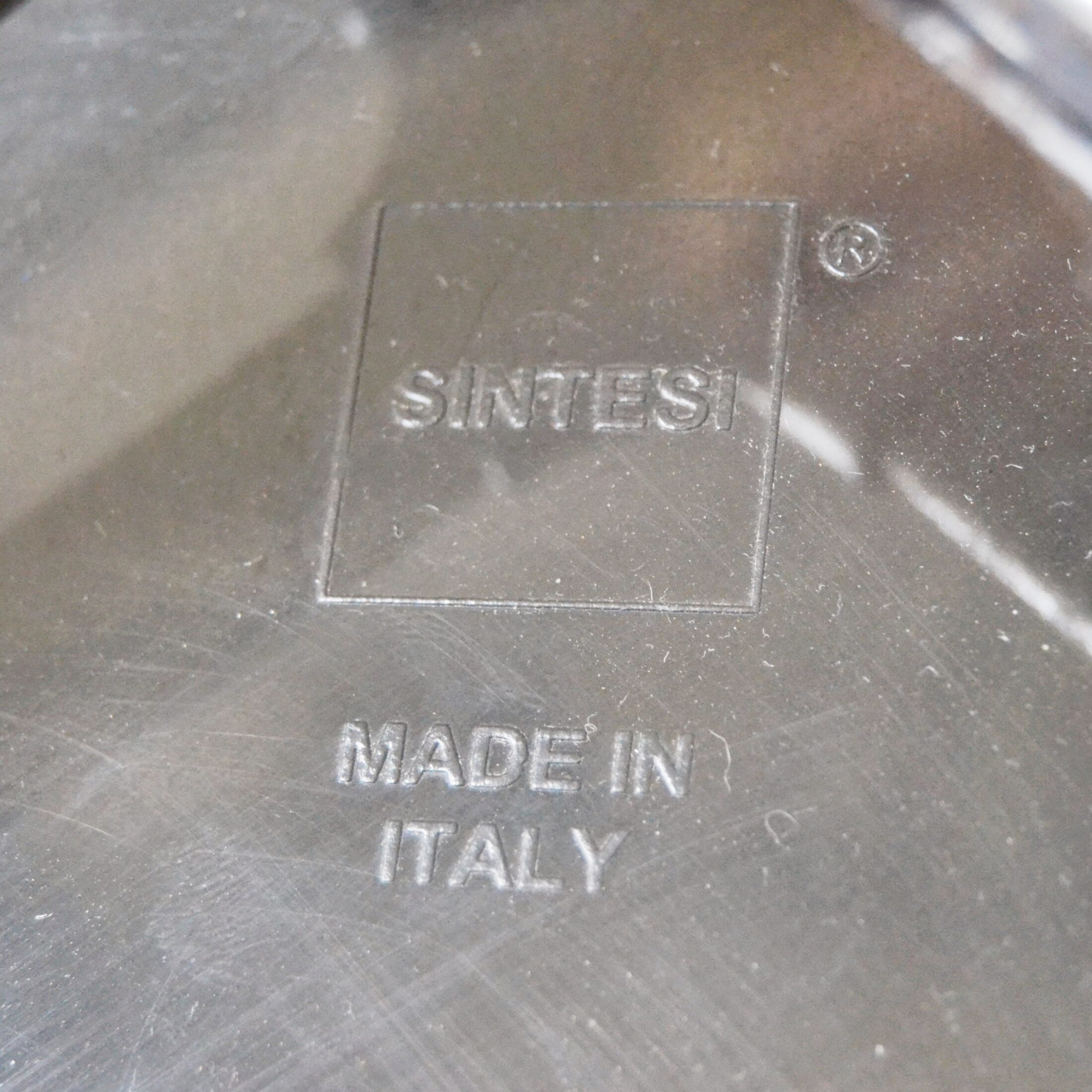 La chaise en plexiglas Sintesi