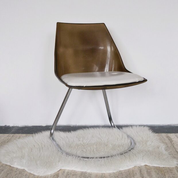 La chaise en plexiglas