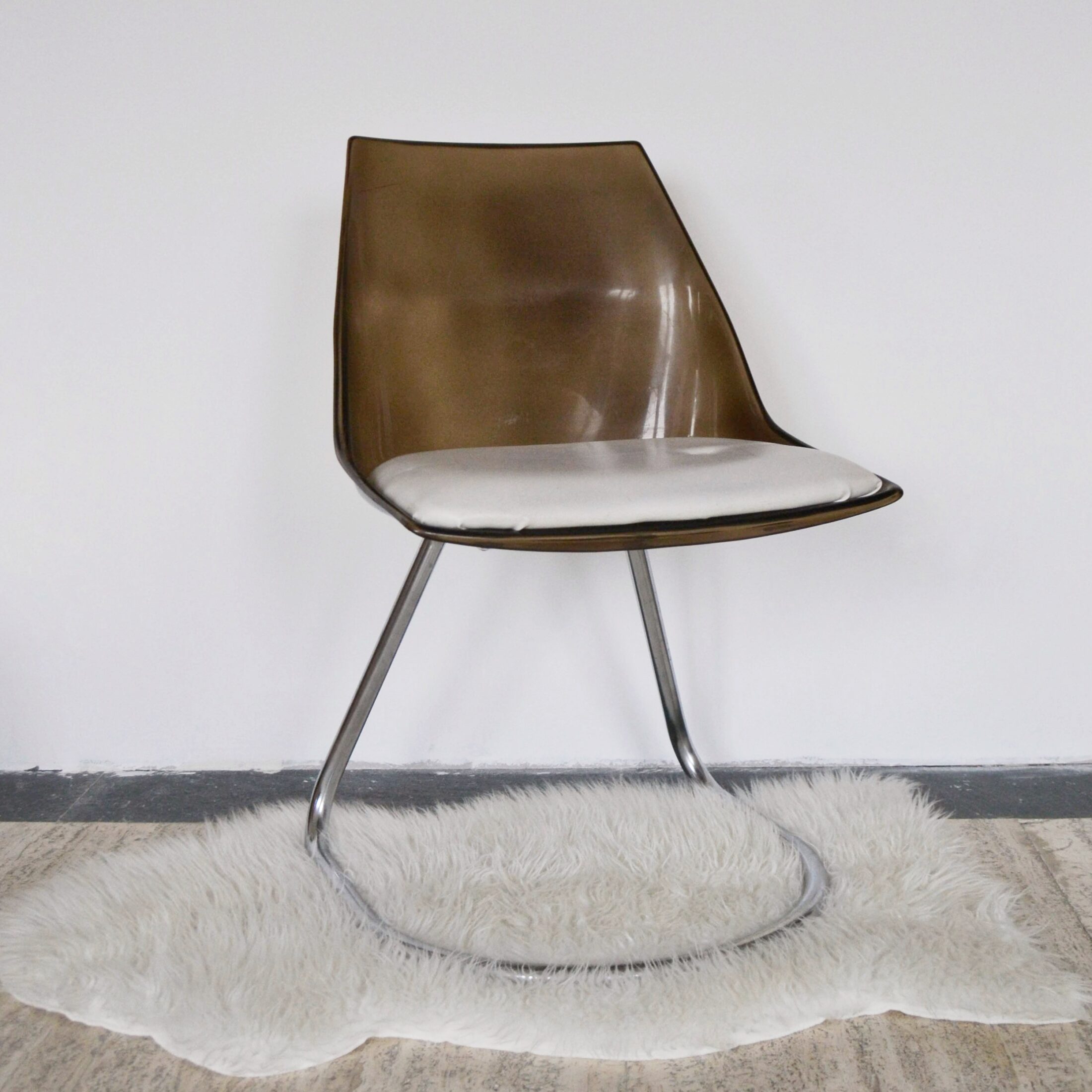 La chaise en plexiglas