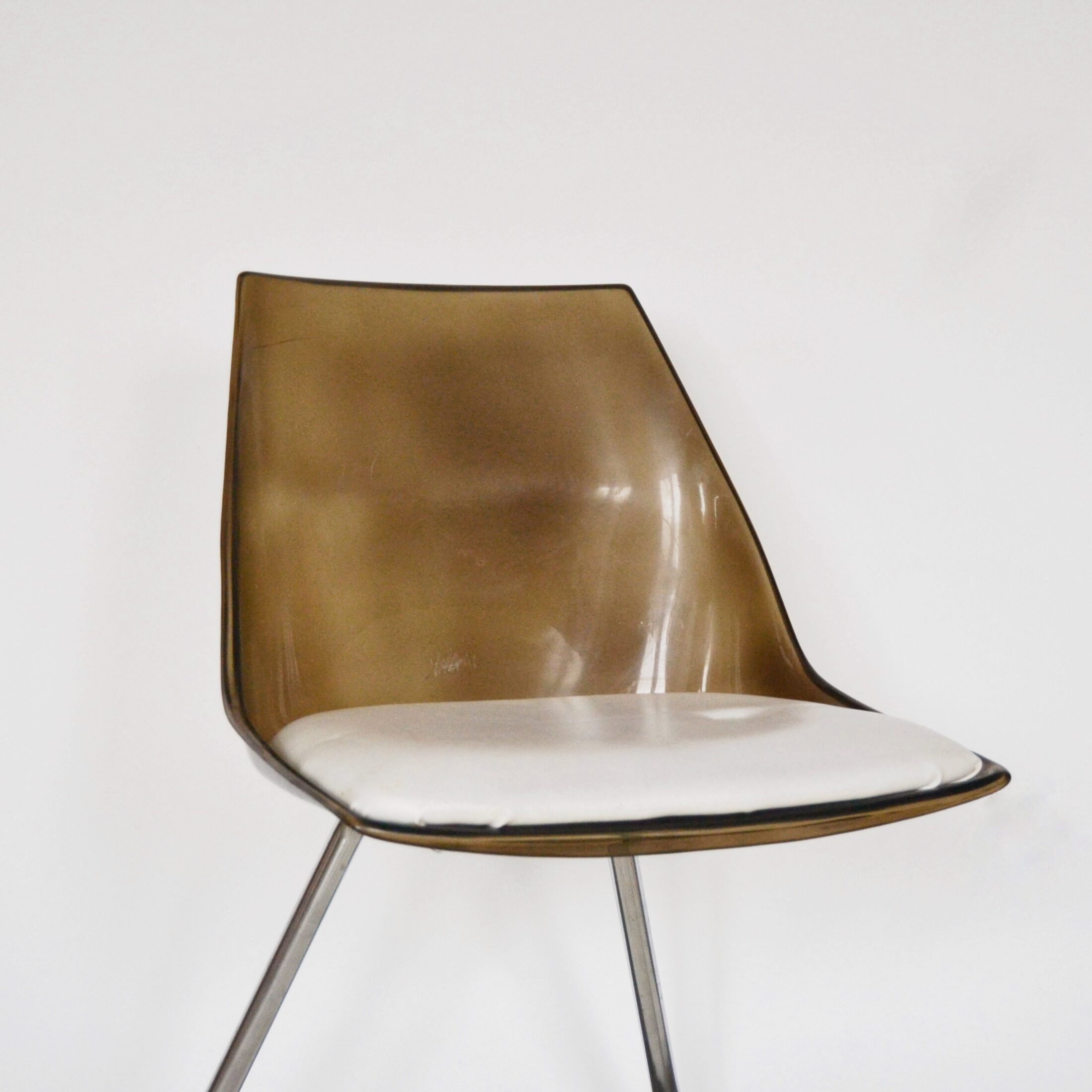 La chaise en plexiglas