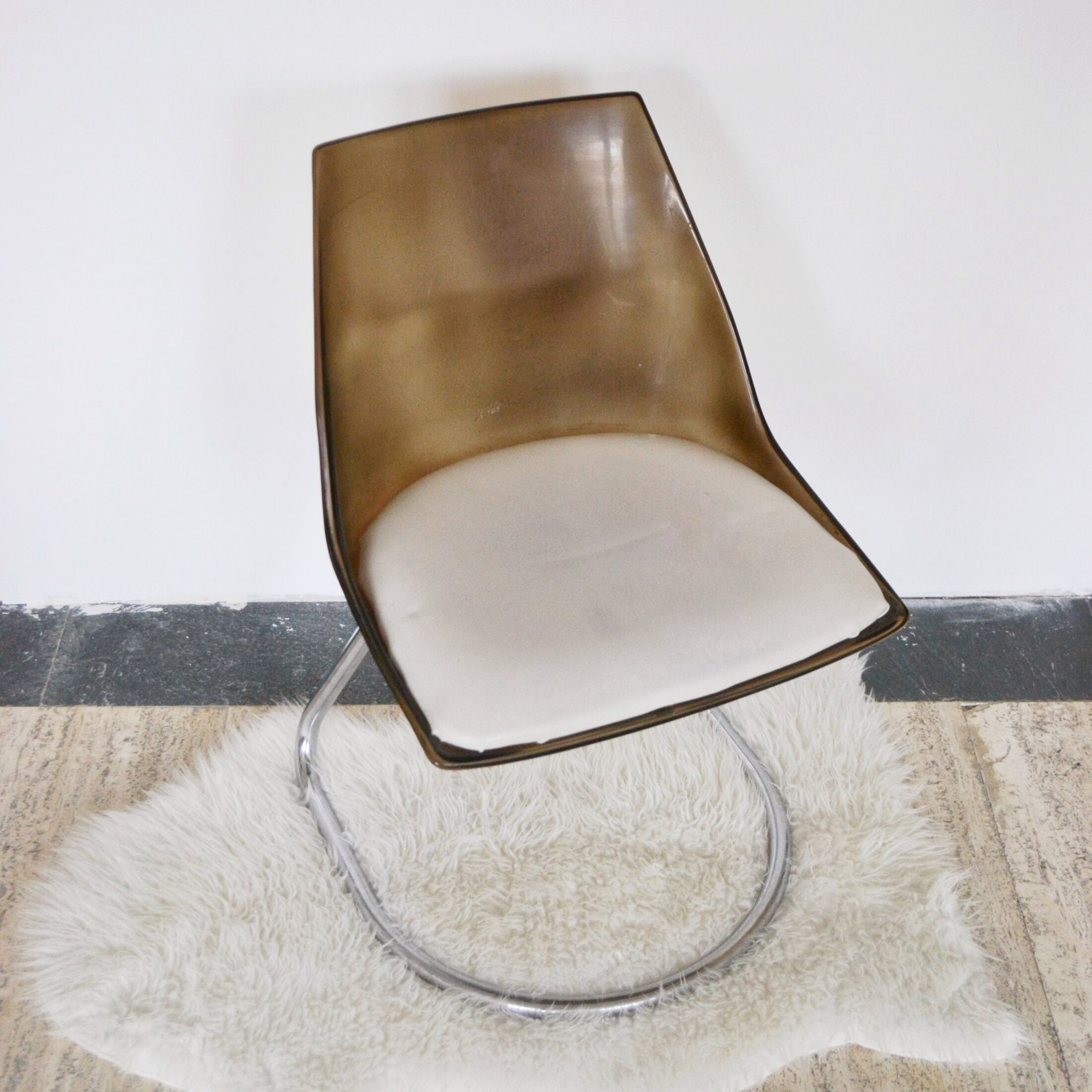 La chaise en plexiglas