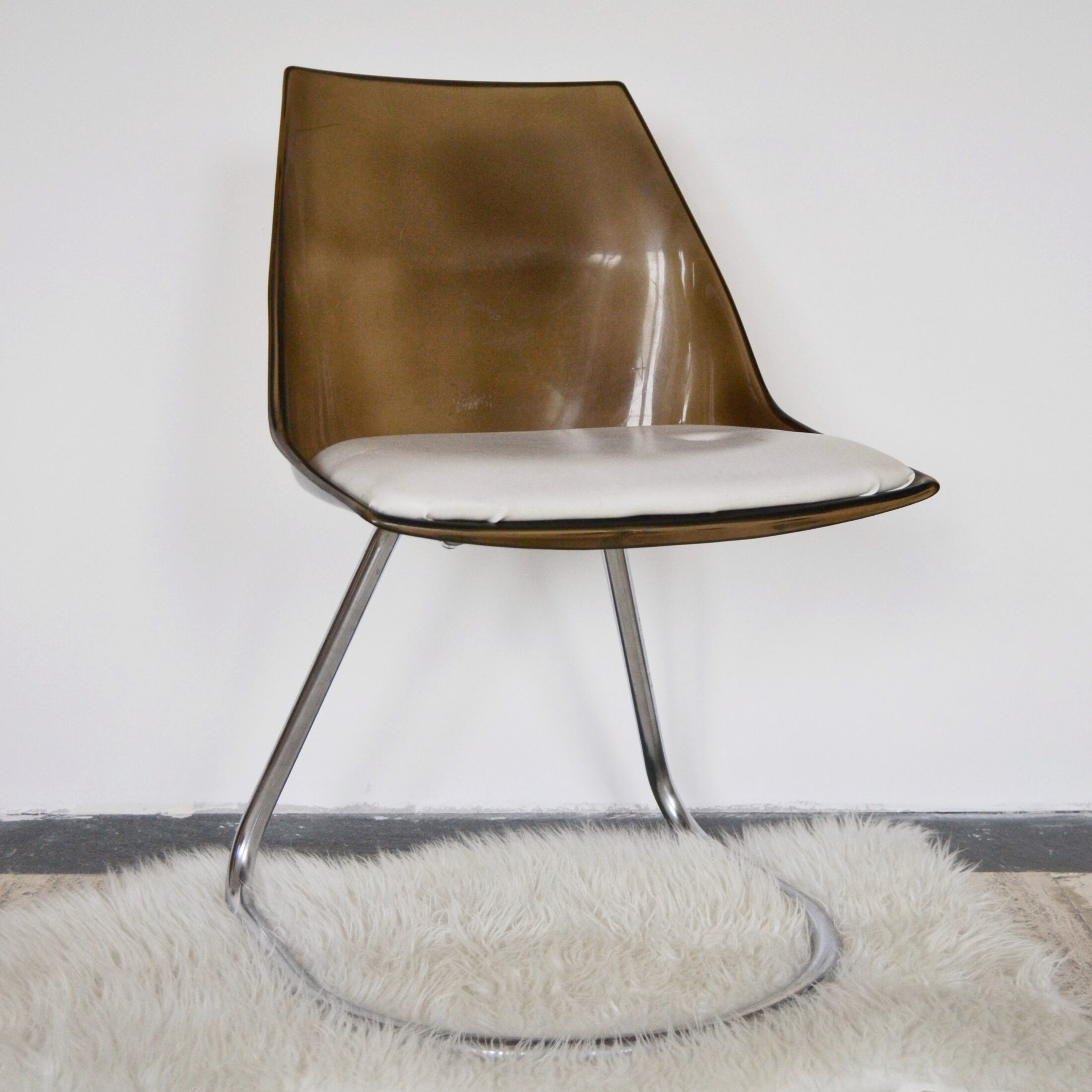 La chaise en plexiglas