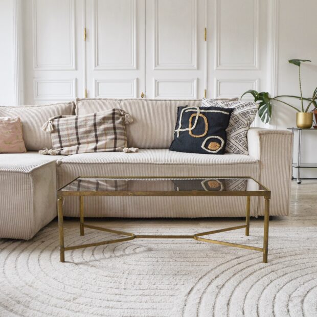 La table basse en verre et métal doré