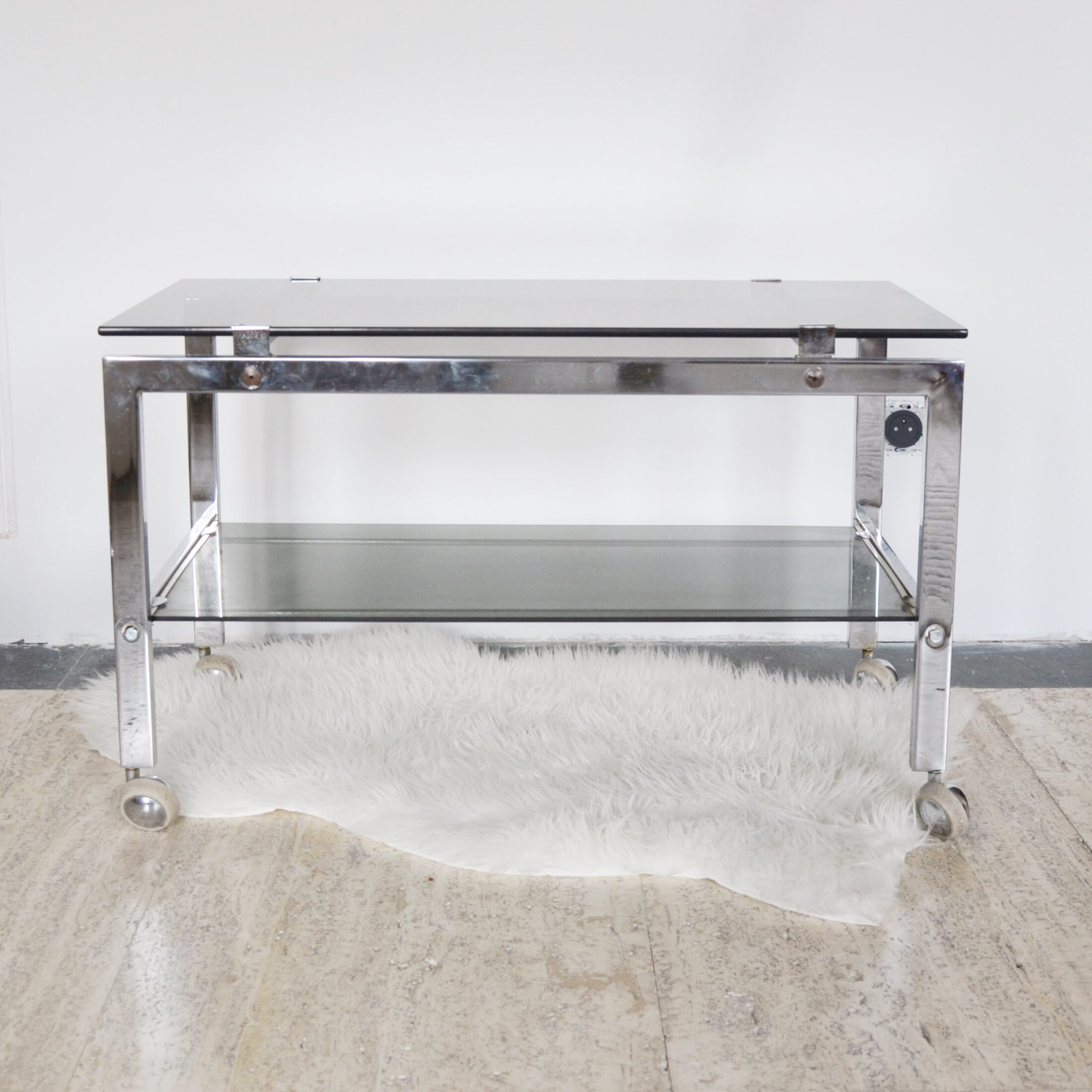 La desserte en métal chromé