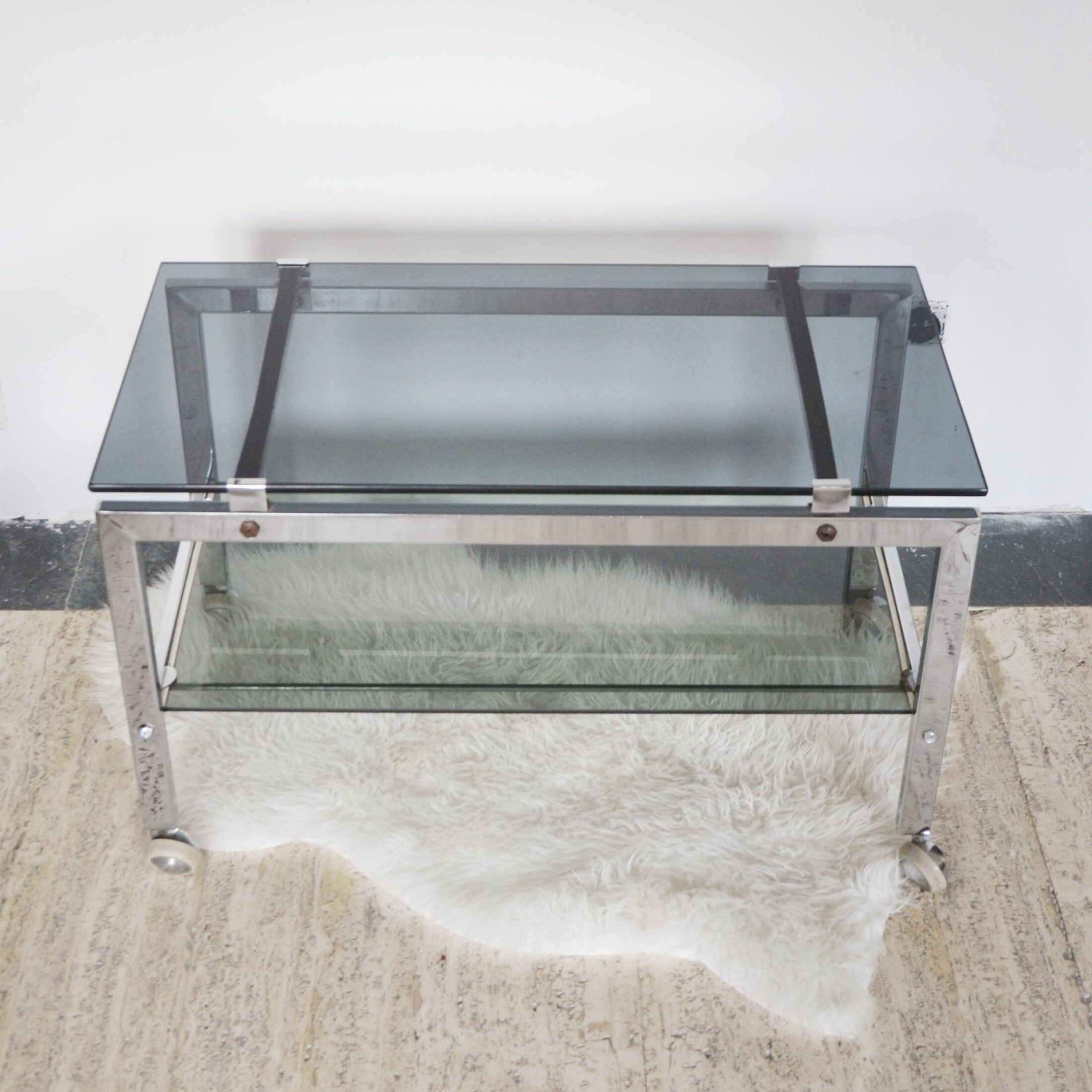 La desserte en métal chromé