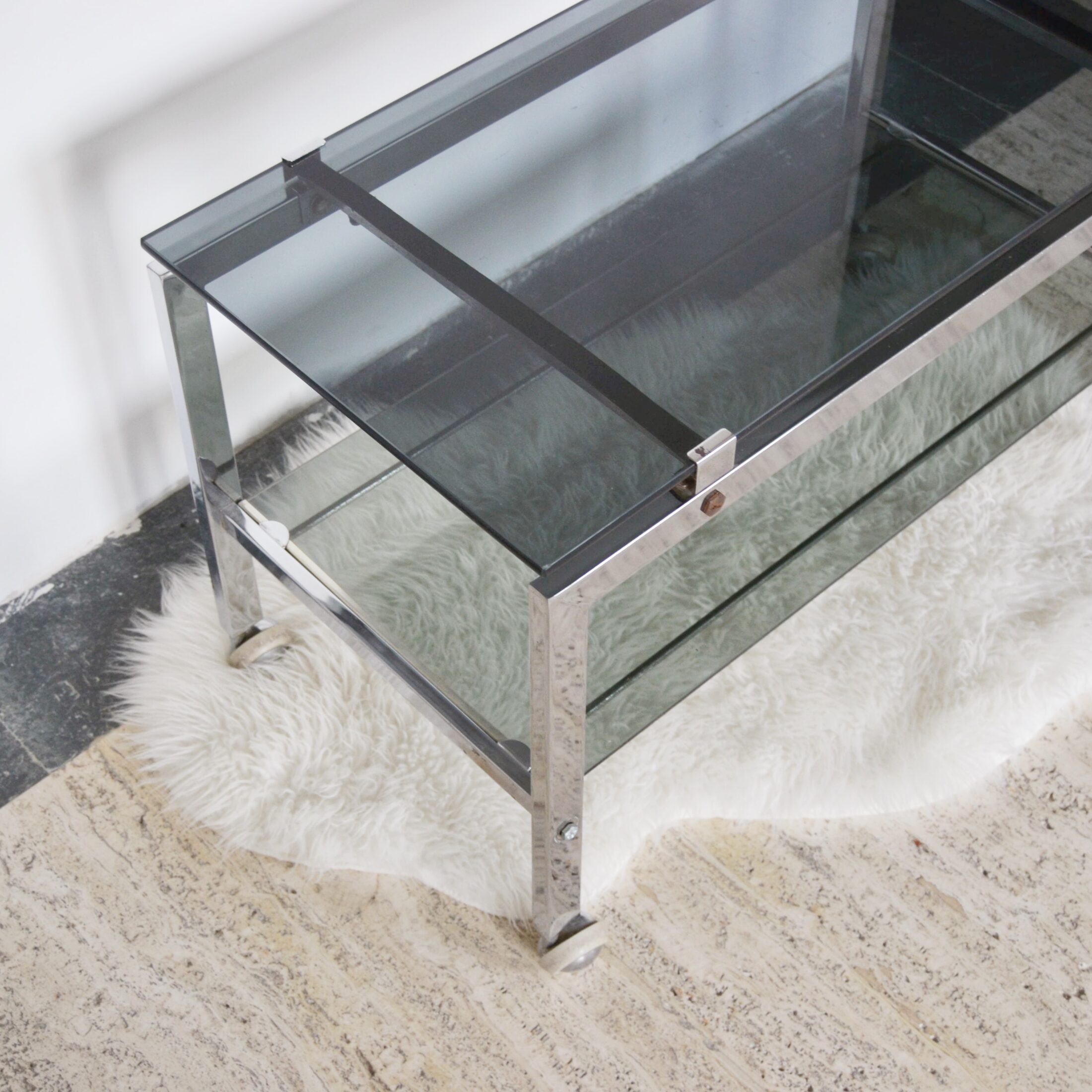 La desserte en métal chromé