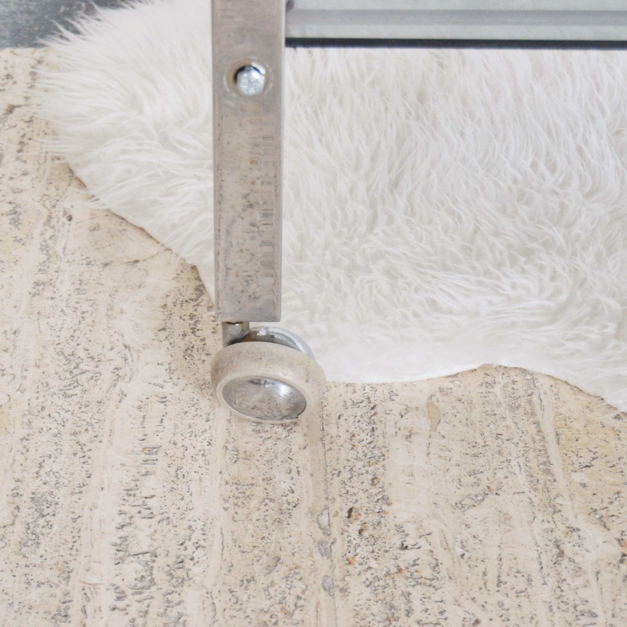 La desserte en métal chromé