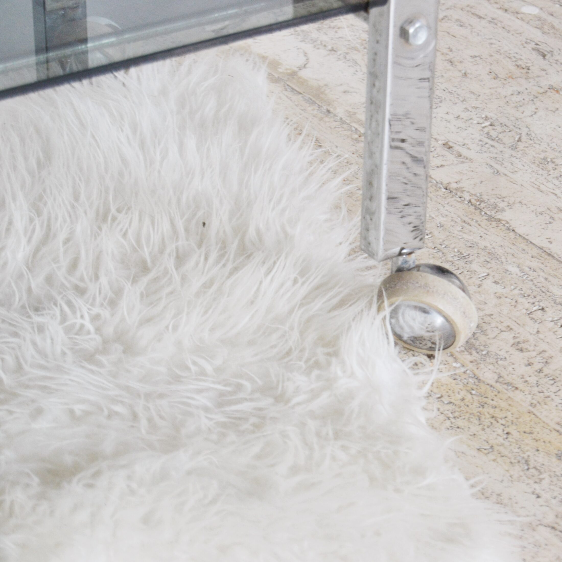 La desserte en métal chromé