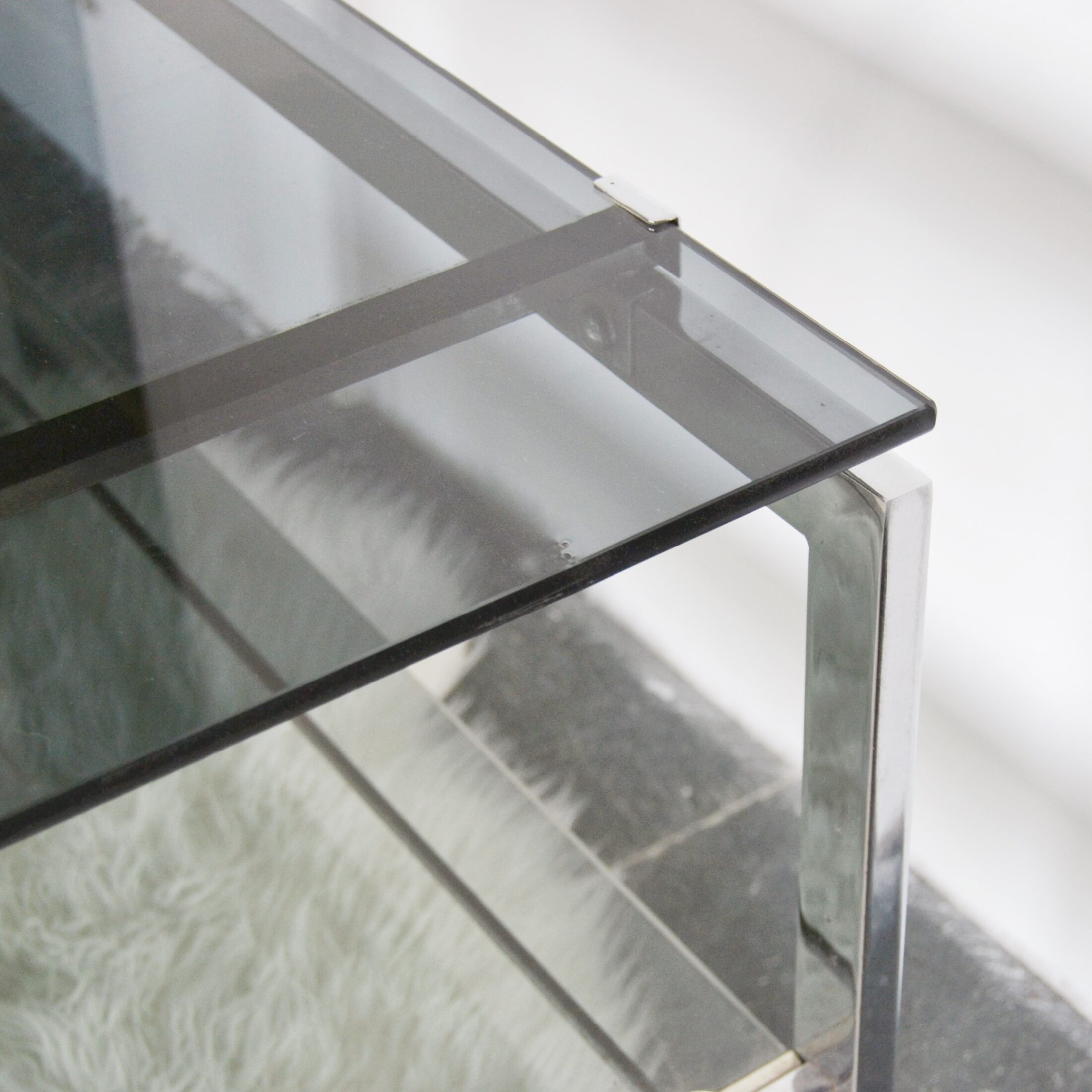 La desserte en métal chromé