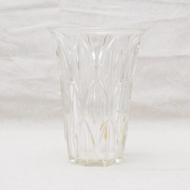 Le vase à relief feuilles