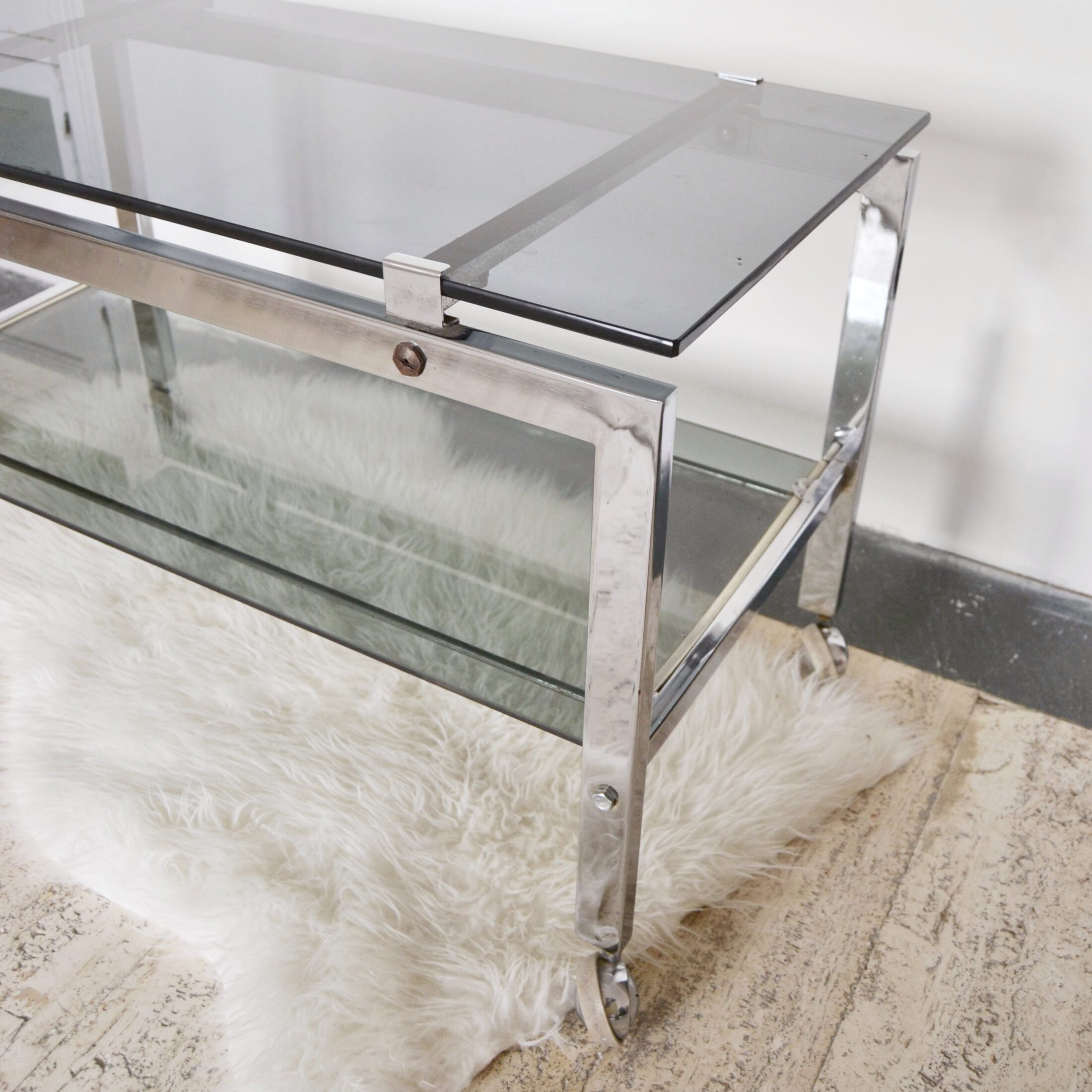 La desserte en métal chromé