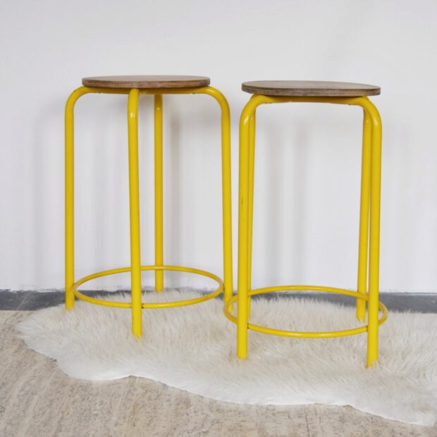 Les tabourets en métal jaune