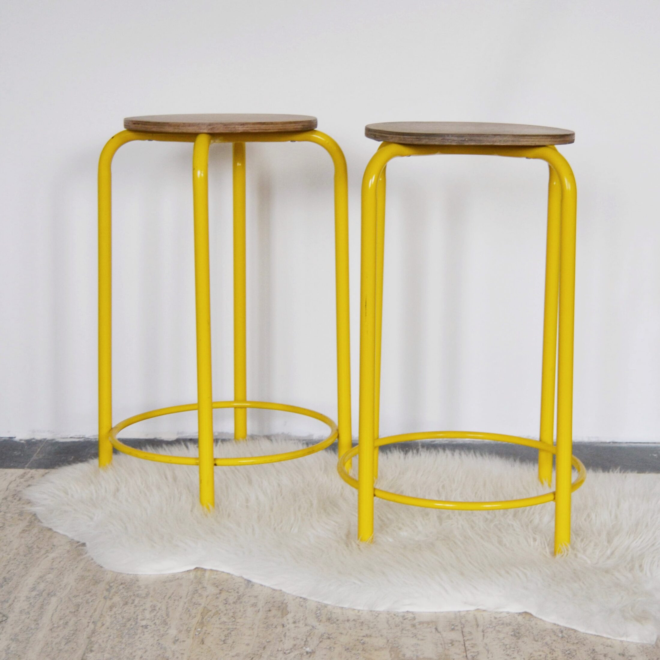 Les tabourets en métal jaune