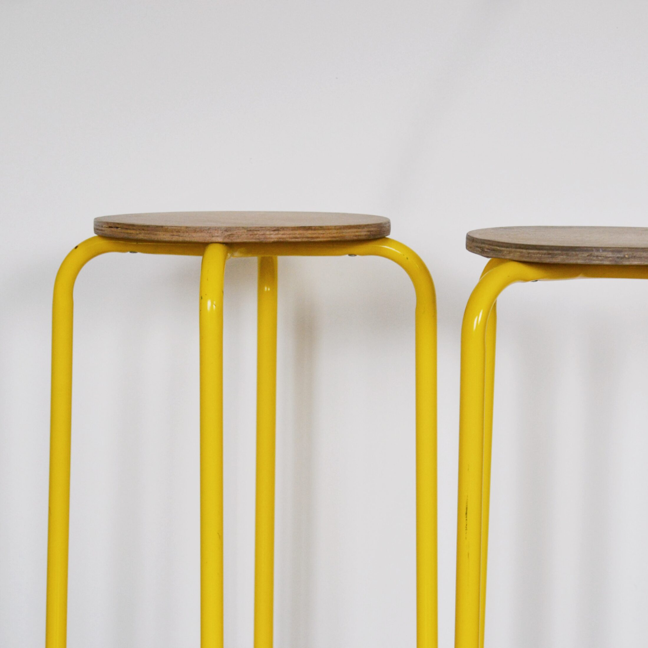Les tabourets en métal jaune