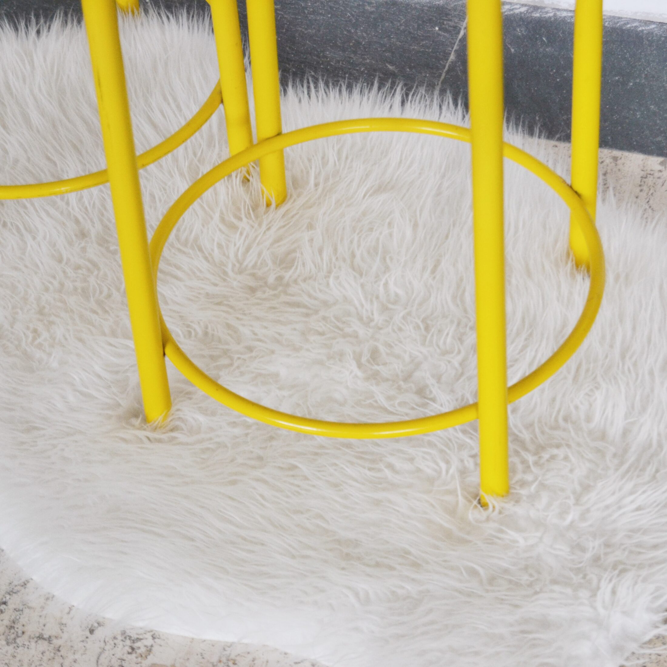 Les tabourets en métal jaune