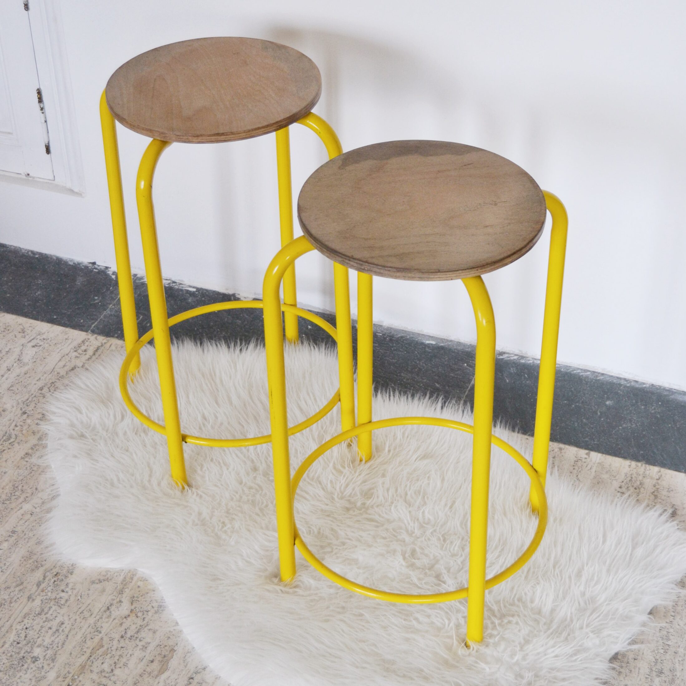Les tabourets en métal jaune