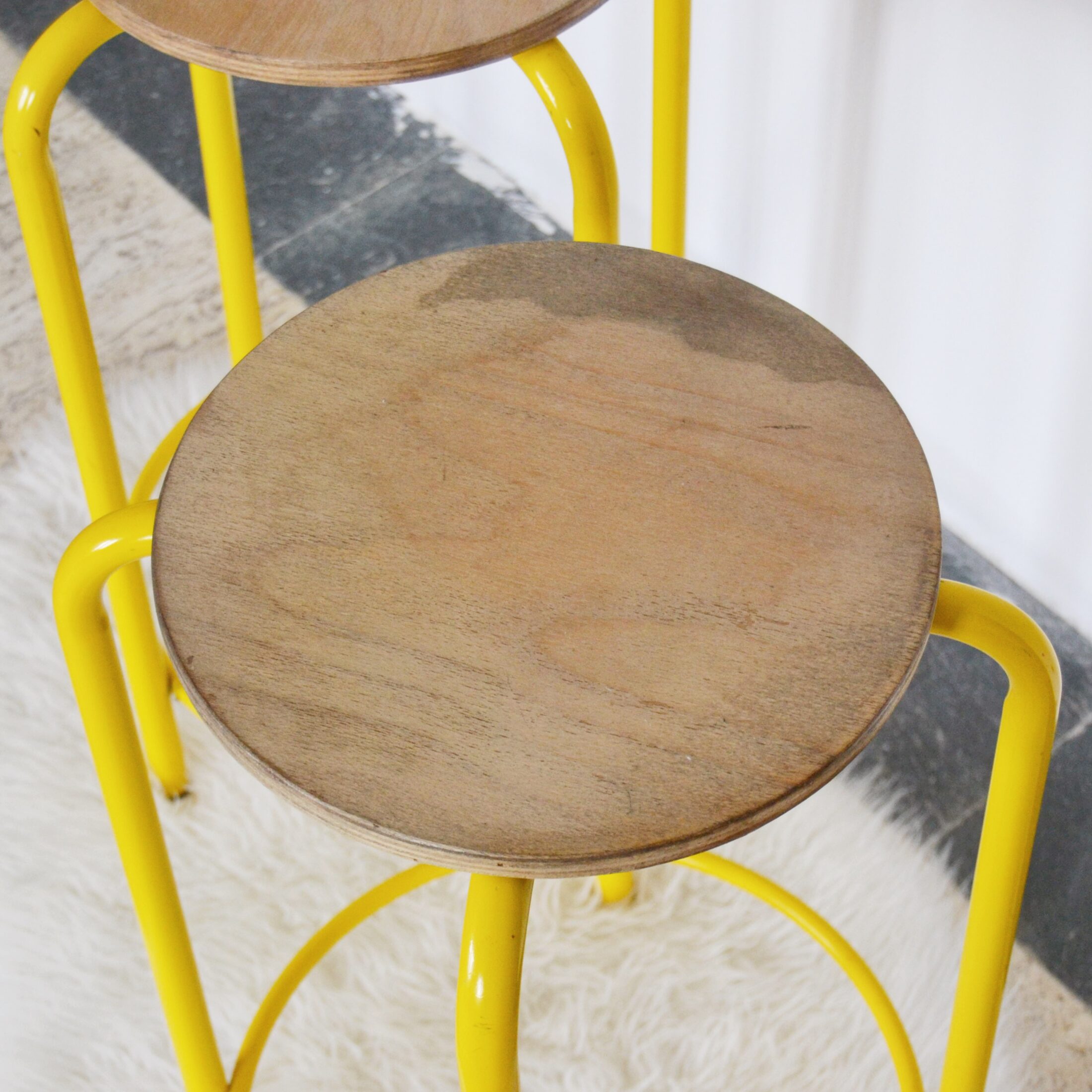 Les tabourets en métal jaune