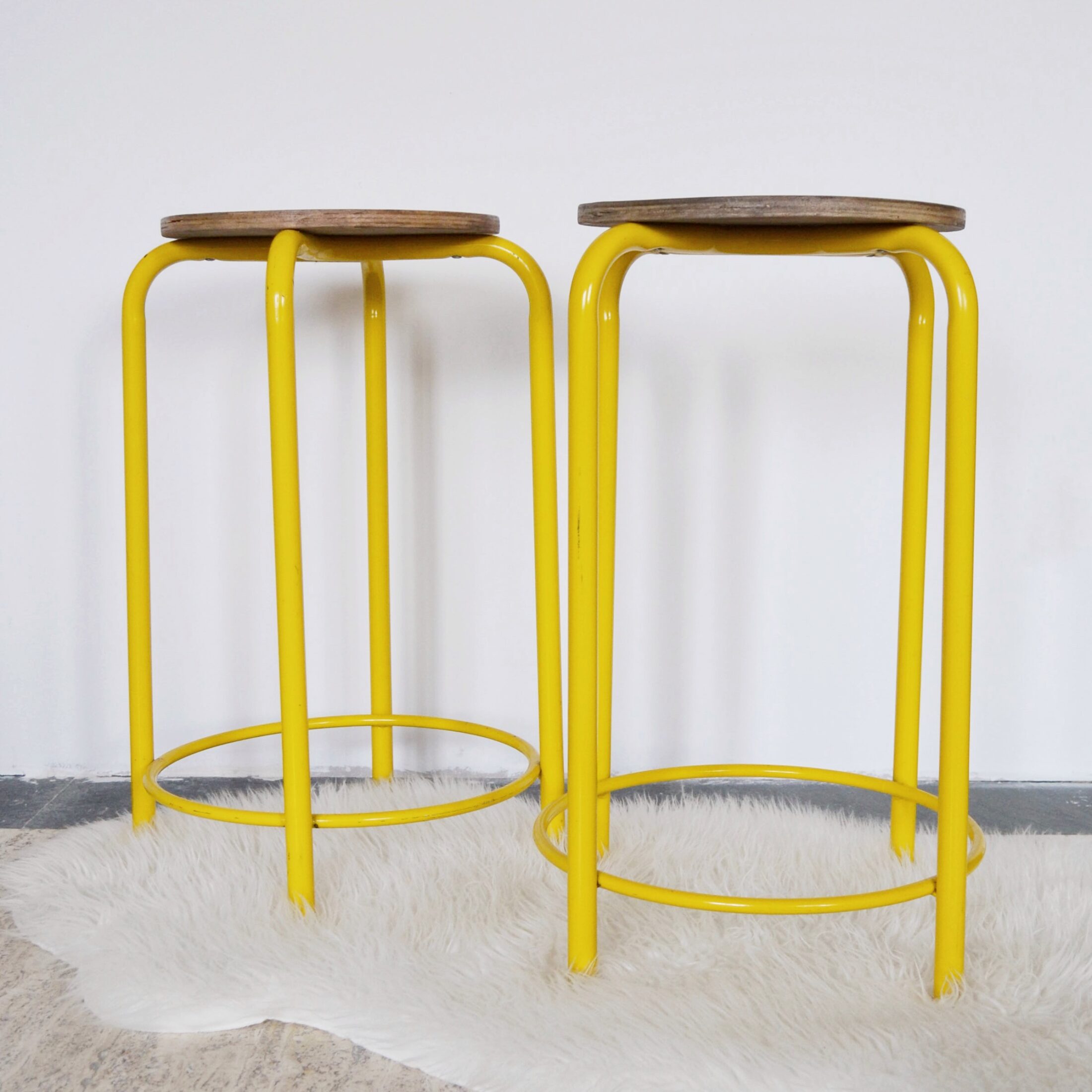 Les tabourets en métal jaune