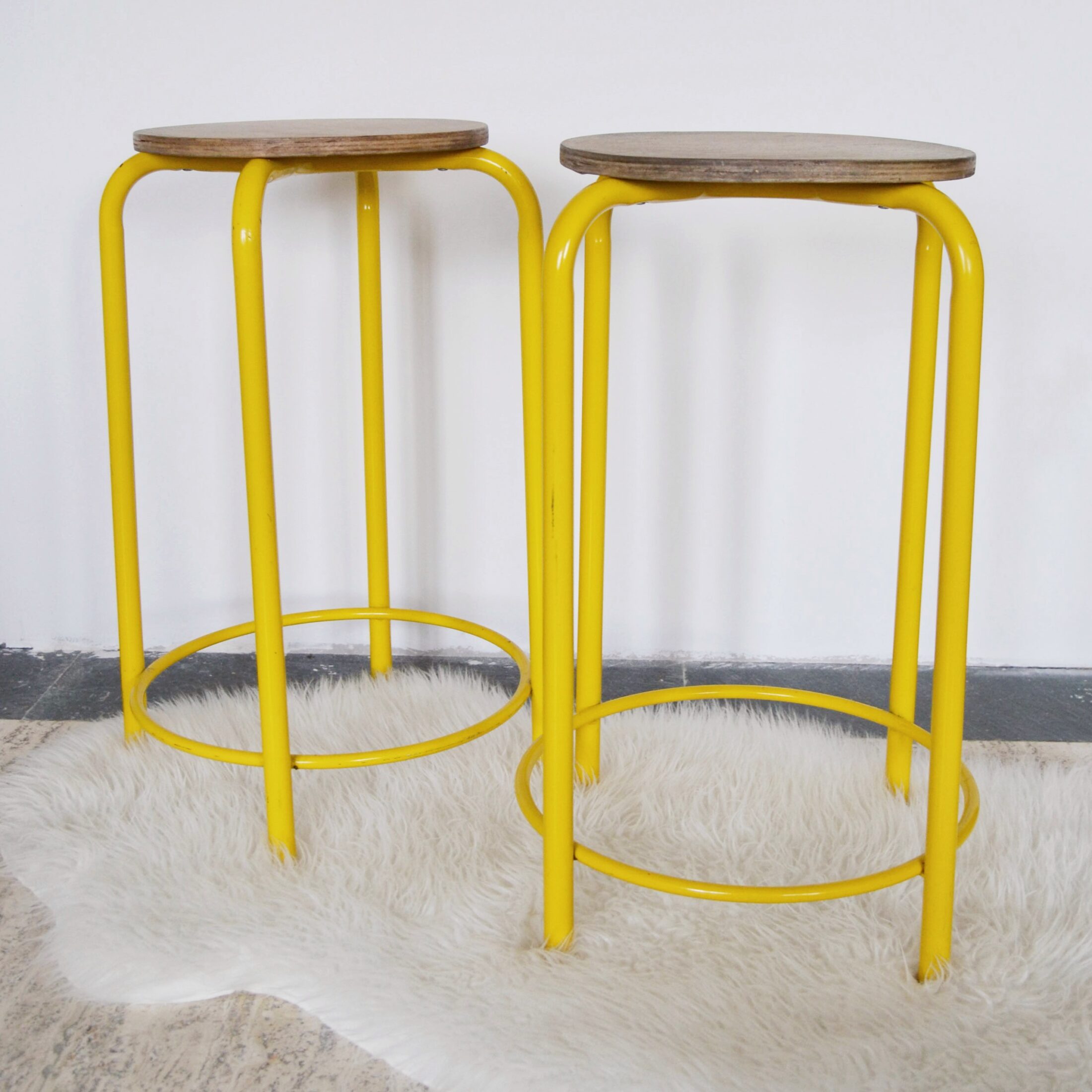 Les tabourets en métal jaune