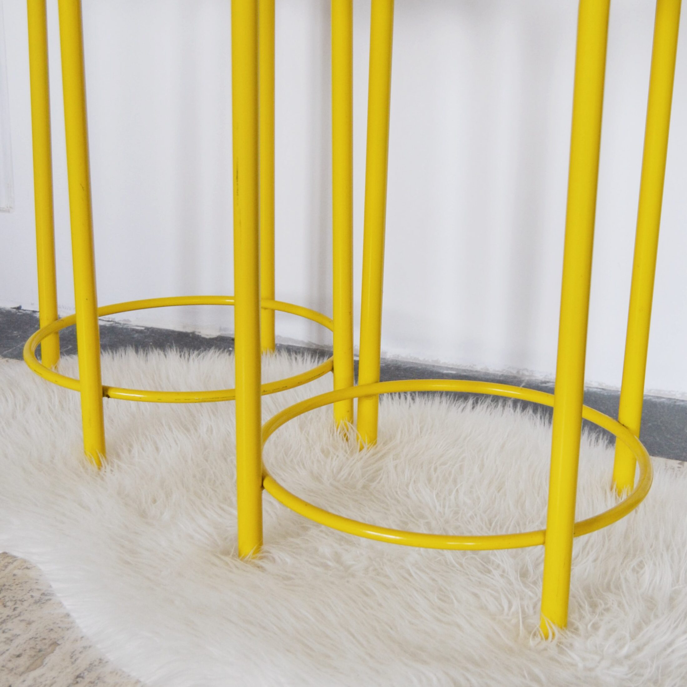 Les tabourets en métal jaune