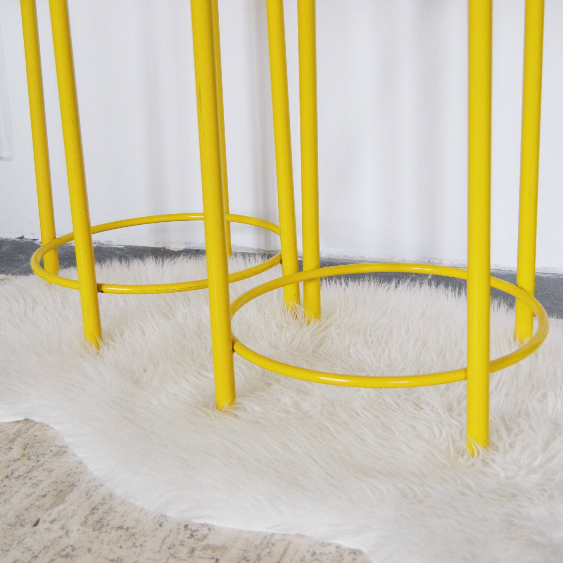 Les tabourets en métal jaune