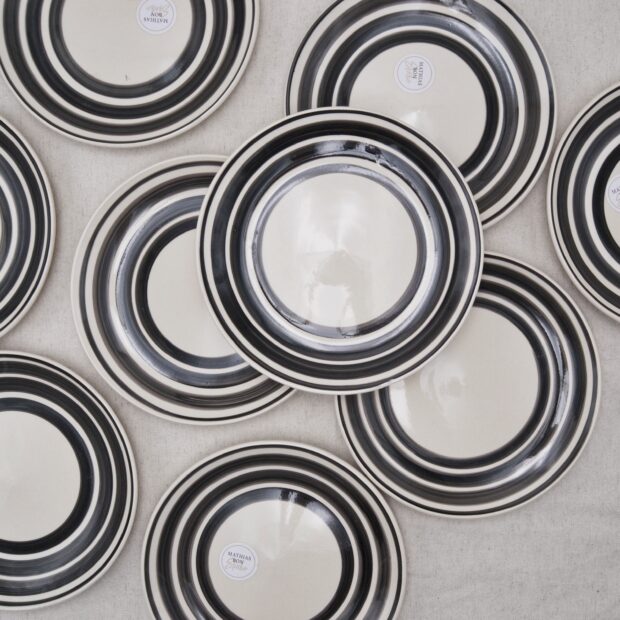 Les assiettes tourbillon noir