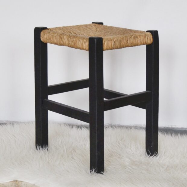 Le tabouret noir